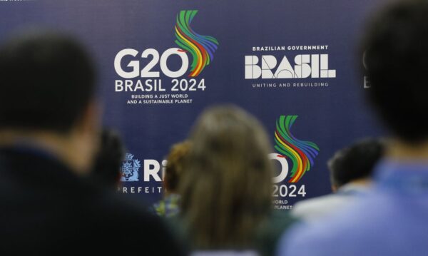 Rio de Janeiro (RJ) 20/02/2024 – O embaixador Mauricio Carvalho Lyrio, secretário de Assuntos Econômicos e Financeiros do Ministério das Relações Exteriores e Sherpa do G20 Brasil, fala à imprensa sobre a  Reunião de Chanceleres do G20, na Marina da Glória. Foto: Fernando Frazão/Agência Brasil