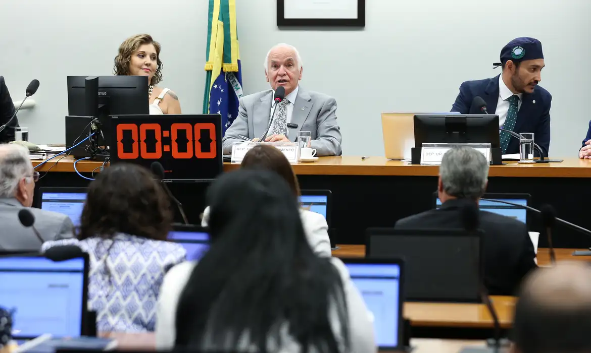 Brasília (DF) 27/02/2024  Comissão Especial da Câmara aprovou por unanimidade a  proposta de emenda à Constituição (PEC 005/2023) sobre imunidade tributária a organizações religiosas. O relator da PEC é o deputado Dr. Fernando Máximo (União-Ro). Foto Lula Marques/ Agência Brasil