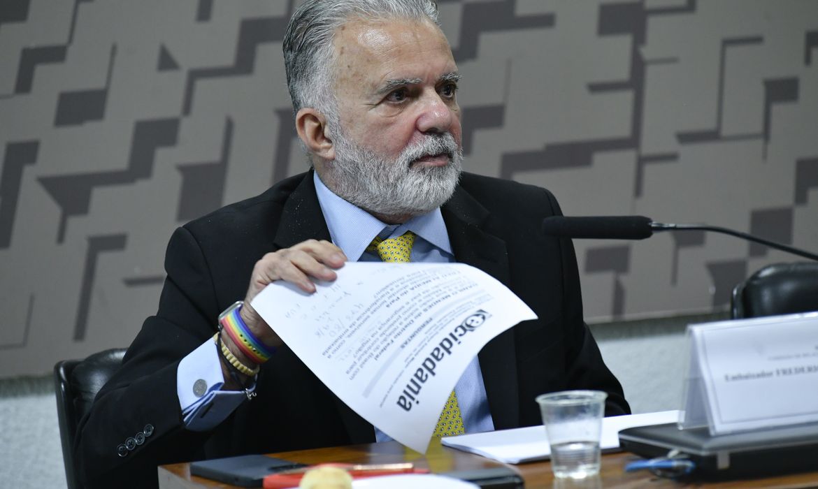 Comissão de Relações Exteriores e Defesa Nacional (CRE) realiza sabatina de embaixadores indicados para ocupar representações do Brasil em outros países e em organizações internacionais.Mesa:
indicado para o cargo de Embaixador do Brasil em Israel (MSF 17/2023), Frederico Salomão Duque Estrada Meyer, em pronunciamento.
Foto: Geraldo Magela/Agência Senado