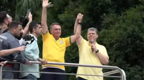 Tarcísio diz que Bolsonaro 'representa um movimento' e que sempre estará junto ao ex-presidente | Foto: Reprodução/Youtube