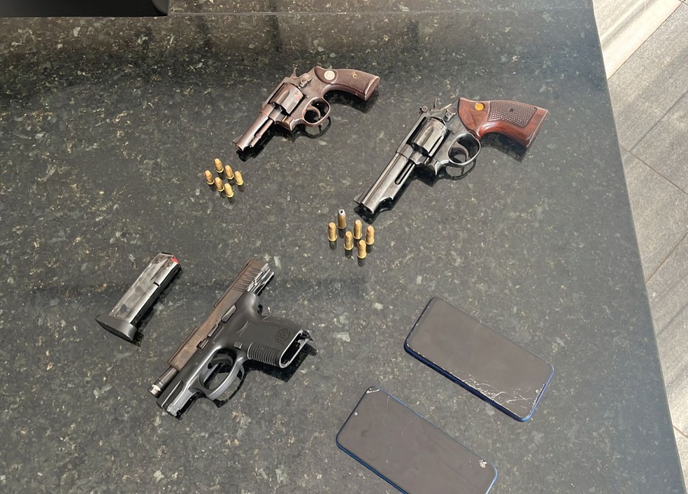 Armas encontradas dentro de urso de pelúcia foram apreendidas e levadas para a delegacia de plantão da Polícia Civil em Natal. — Foto: Cedida