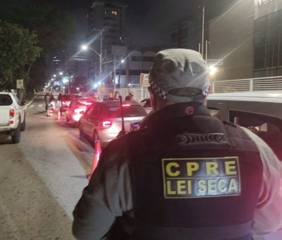 Homem é preso por embriaguez e desacato em blitz da Lei Seca — Foto: Polícia Militar