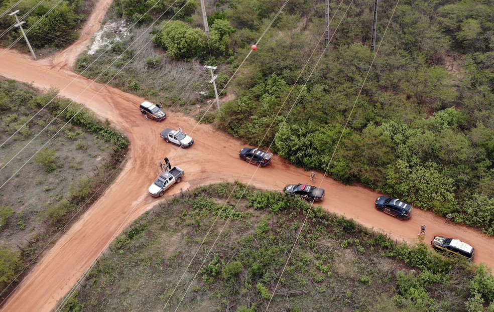 Viaturas em estrada de terra durante buscas por fugitivos da penitenciária federal de Mossoró — Foto: PRF/Cedida