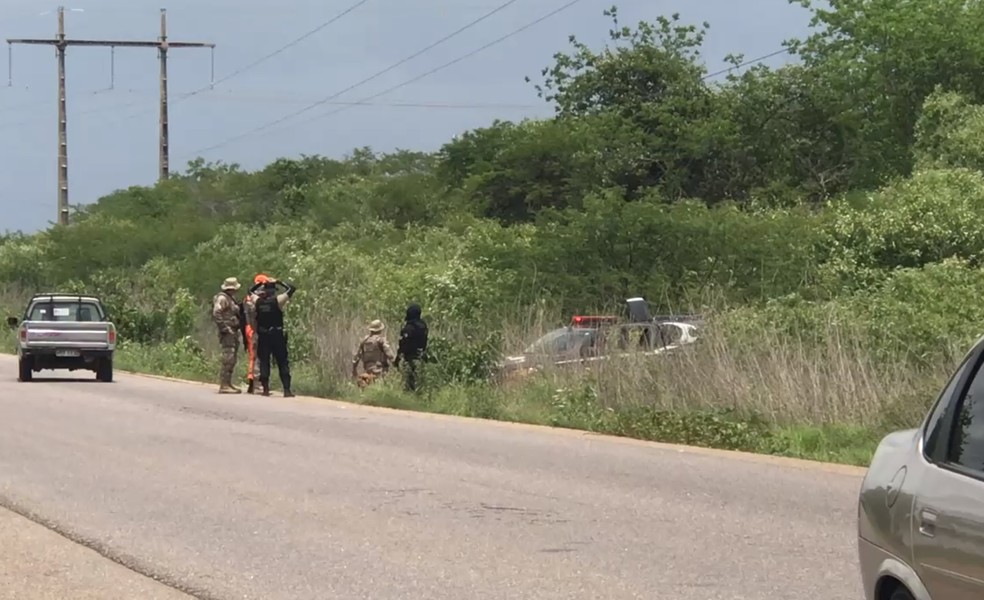 Buscas por fugitivos na comunidade Juremal, em Baraúna, no RN — Foto: Gustavo Brendo/Inter TV Cabugi
