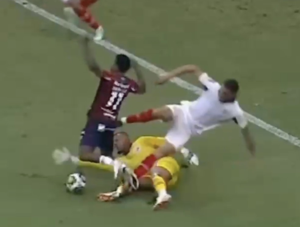 Marinho cava pênalti em vitória do Fortaleza sobre o América-RN — Foto: Reprodução/Nosso Futebol