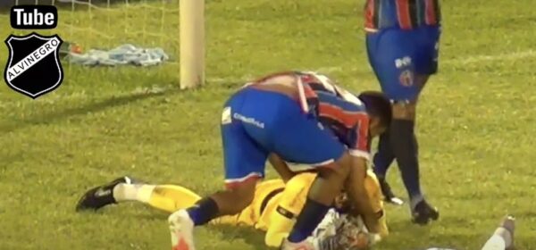 Yann toca na bola ao parabenizar Moisés e gera pênalti para o ABC — Foto: Reprodução/Tube Alvinegro