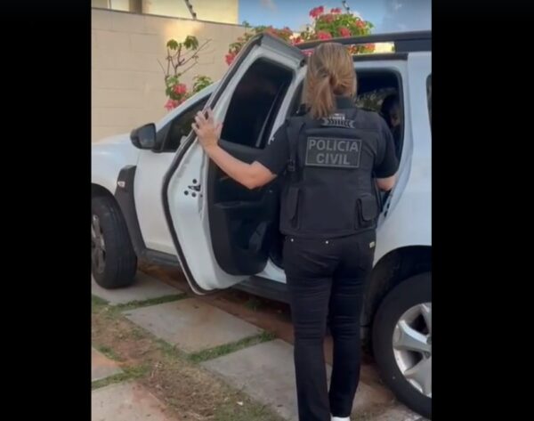 Mulher foi detida nesta terça-feira (6) em Nova Parnamirim pela Polícia Civil — Foto: Reprodução/Polícia Civil