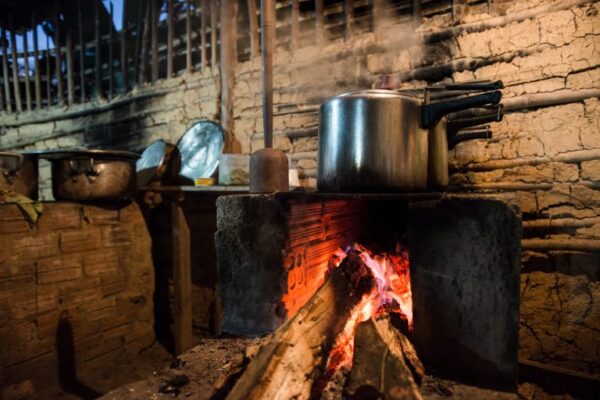 Panelas sobre fogão de lenha. Pobreza, vida simples, desigualdade social