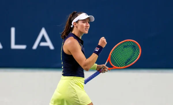 Luisa Stefani em ação no WTA de Abu Dhabi