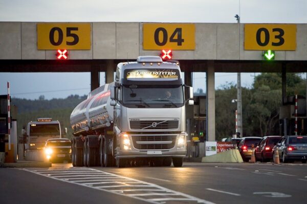 O Plenário do Senado aprovou na quarta-feira (8) a medida provisória que garante a isenção de pedágio em todo o território nacional para o eixo suspenso dos caminhões que viajem sem carga. A MP 833/2018 foi uma das iniciativas do governo federal para solucionar a greve dos caminhoneiros, que paralisou o país no mês de maio.