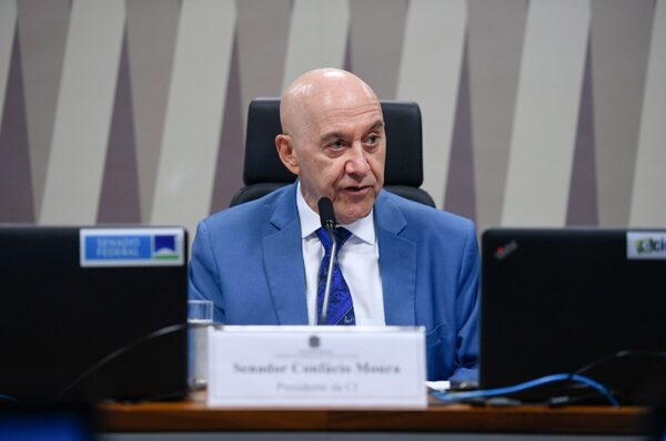 Mesa:
presidente da CI, senador Confúcio Moura (MDB-RO), em pronunciamento.