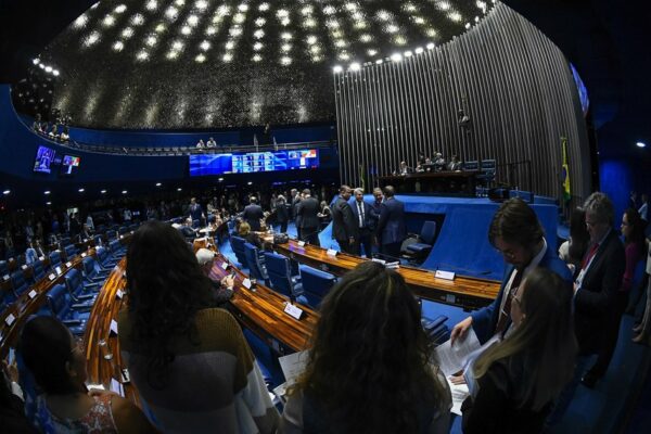 Mesa:
senador Omar Aziz (PSD-AM);
2º secretário da Mesa do Senado Federal, senador Weverton (PDT-MA);
presidente do Senado Federal, senador Rodrigo Pacheco (PSD-MG);
secretário-geral da Mesa do Senado Federal, Gustavo A. Sabóia Vieira.