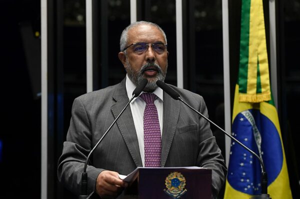 À tribuna, em discurso, senador Paulo Paim (PT-RS).