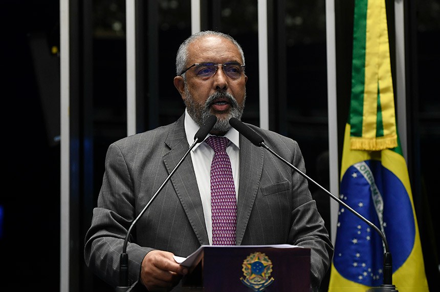 À tribuna, em discurso, senador Paulo Paim (PT-RS).