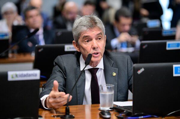 Em pronunciamento, à bancada, senador Jaime Bagattoli (PL-RO).
