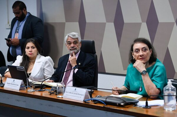 Mesa:
advogada Bruna Mendes Morato;
presidente da CAS, senador Humberto Costa (PT-PE);
presidente da Sociedade Brasileira de Bioética (SBB), Elda Coelho de Azevedo Bussinguer.