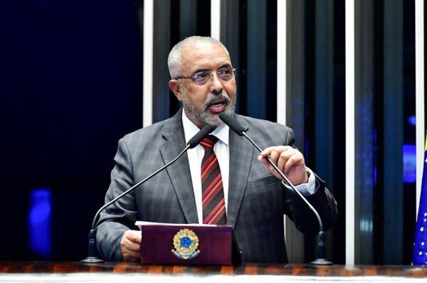 À tribuna, em discurso, senador Paulo Paim (PT-RS).