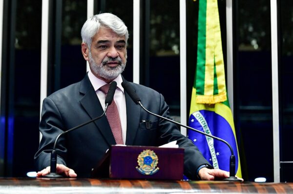 À tribuna, em discurso, senador Humberto Costa (PT-PE).