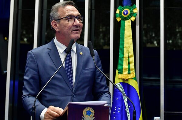 Em discurso, à tribuna, senador Lucas Barreto (PSD-AP).