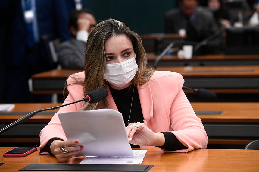 À bancada, em pronunciamento, senadora Augusta Brito (PT-CE).