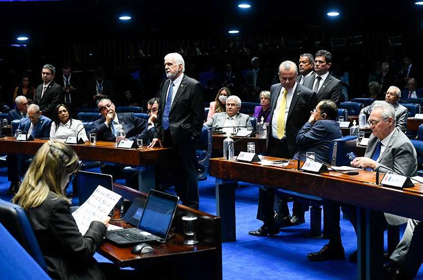 Em pronunciamento, à bancada, senador Jaques Wagner (PT-BA).