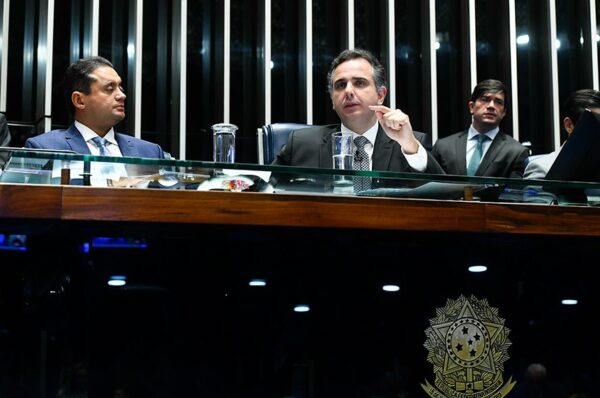 Mesa:
2º secretário da Mesa do Senado Federal, senador Weverton (PDT-MA);
presidente do Senado Federal, senador Rodrigo Pacheco (PSD-MG);
secretário-geral da Mesa do Senado Federal, Gustavo A. Sabóia Vieira.