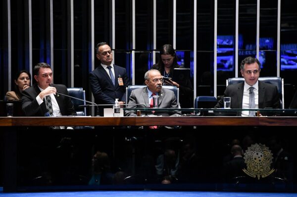 Mesa:
senador Flávio Bolsonaro (PL-RJ);
3º secretário da Mesa do Senado Federal, senador Chico Rodrigues (PSB-RR);
presidente do Senado Federal, senador Rodrigo Pacheco (PSD-MG).