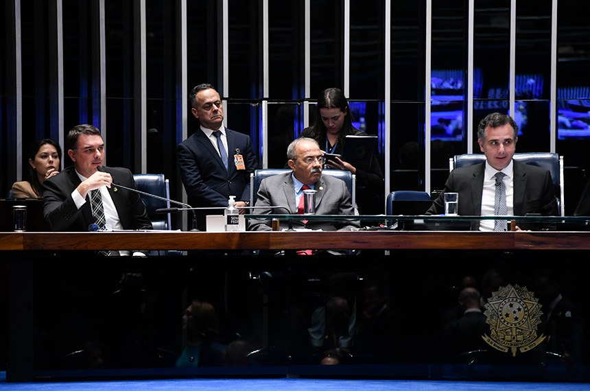 Mesa:
senador Flávio Bolsonaro (PL-RJ);
3º secretário da Mesa do Senado Federal, senador Chico Rodrigues (PSB-RR);
presidente do Senado Federal, senador Rodrigo Pacheco (PSD-MG).