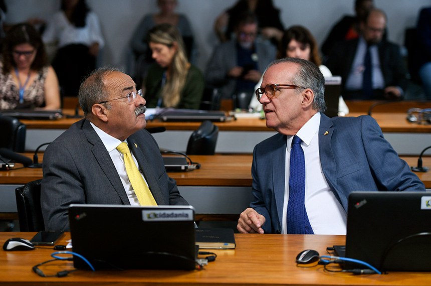 Senadores conversando:
senador Chico Rodrigues (PSB-RR);
senador Fernando Dueire (MDB-PE).