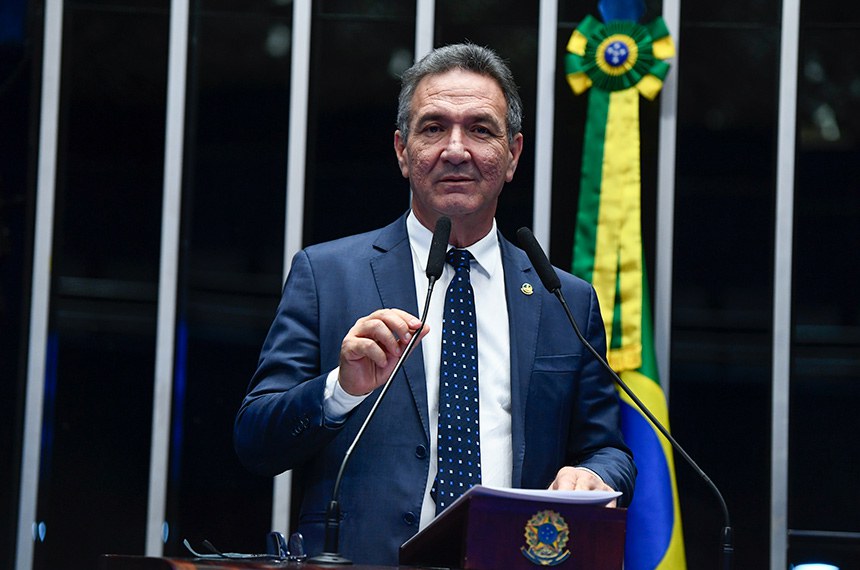 Em discurso, à tribuna, senador Lucas Barreto (PSD-AP).