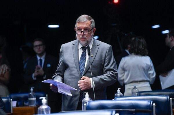 À bancada, em pronunciamento, senador Flávio Arns (PSB-PR).