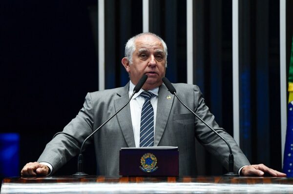 Em discurso, à tribuna, senador Izalci Lucas (PSDB-DF).