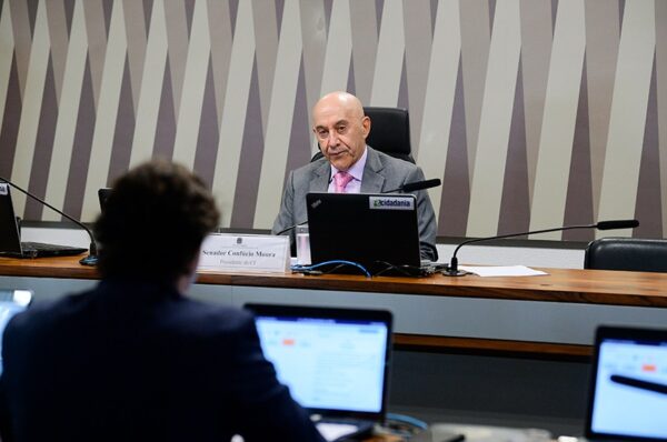 Mesa:
presidente da CI, senador Confúcio Moura (MDB-RO).