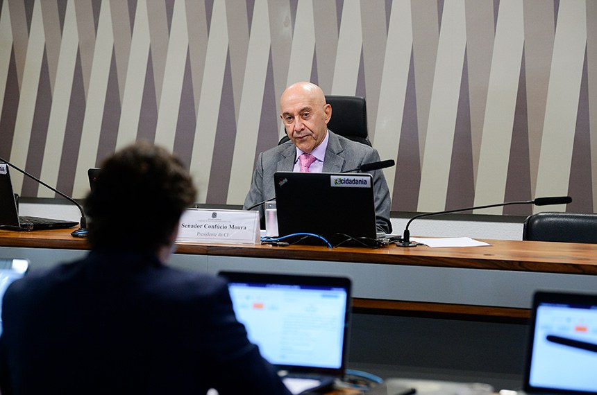 Mesa:
presidente da CI, senador Confúcio Moura (MDB-RO).