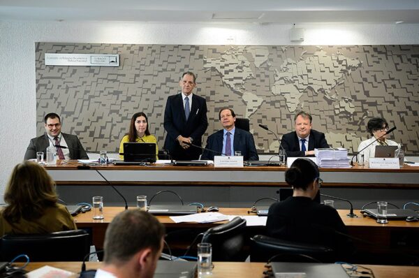 Mesa:
secretário da comissão;
secretária da comissão;
membro da CJCODCIVIL, João Otávio de Noronha - de pé;
presidente da CJCODCIVIL, ministro do Superior Tribunal de Justiça (STJ), Luis Felipe Salomão;
relator da CJCODCIVIL, professor da Escola Superior de Advocacia da Ordem dos Advogados do Brasil – São Paulo (ESAOABSP), Flávio Tartuce;
relatora da CJCODCIVIL, desembargadora aposentada do Tribunal de Justiça de São Paulo (TJSP), Rosa Maria de Andrade Nery.