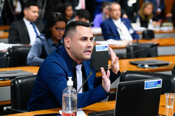 À bancada, em pronunciamento, senador Cleitinho (Republicanos-MG).
