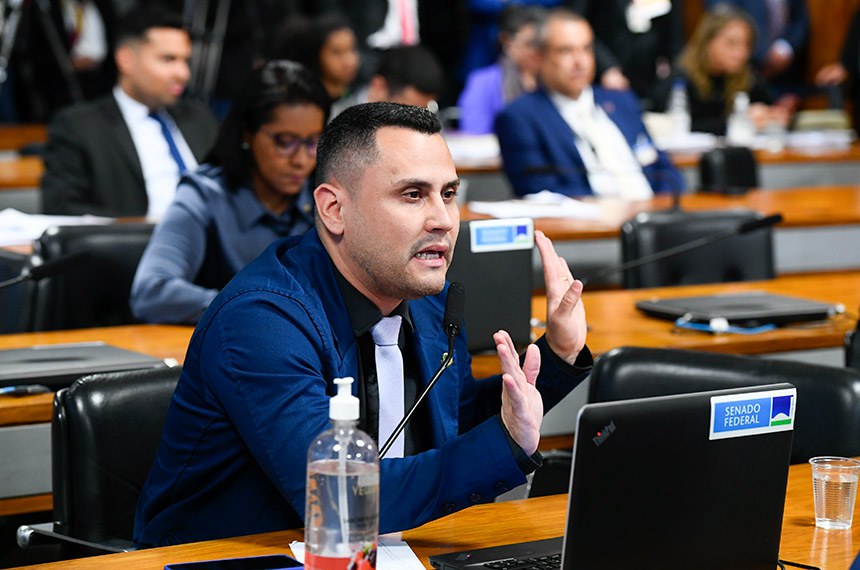 À bancada, em pronunciamento, senador Cleitinho (Republicanos-MG).