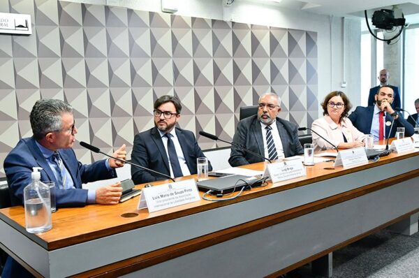 Mesa:
vice-presidente da Associação Internacional de Liberdade Religiosa e seu representante no Brasil, Luís Mário de Souza Pinto;
diretor jurídico da Igreja Adventista do Sétimo Dia para América do Sul, Luigi Braga;
presidente da CDH, senador Paulo Paim (PT-RS);
presidente da Associação Nacional de Uristas Evangélicos (Anajure), Edna V. Zilli;
presidente da Associação Nacional de Juristas Islâmicos (Anaji), Girrad Mahmoud Sammour.