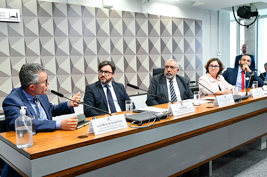 Mesa:
vice-presidente da Associação Internacional de Liberdade Religiosa e seu representante no Brasil, Luís Mário de Souza Pinto;
diretor jurídico da Igreja Adventista do Sétimo Dia para América do Sul, Luigi Braga;
presidente da CDH, senador Paulo Paim (PT-RS);
presidente da Associação Nacional de Uristas Evangélicos (Anajure), Edna V. Zilli;
presidente da Associação Nacional de Juristas Islâmicos (Anaji), Girrad Mahmoud Sammour.