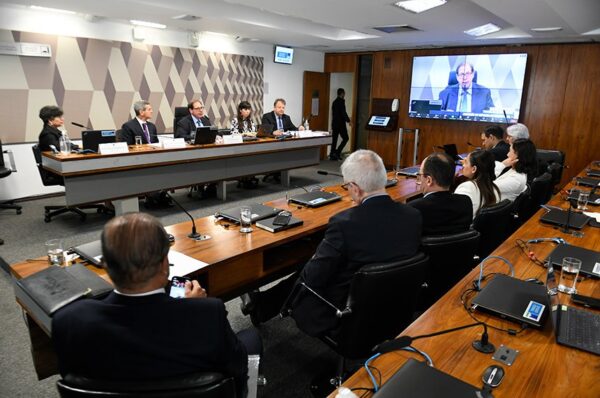 Mesa:
relatora da CJCODCIVIL, desembargadora aposentada do Tribunal de Justiça de São Paulo (TJSP), Rosa Maria de Andrade Nery;
vice-presidente da CJCODCIVIL, ministro do Superior Tribunal de Justiça (STJ), Marco Aurélio Bellizze;
presidente da CJCODCIVIL, ministro do Superior Tribunal de Justiça (STJ), Luis Felipe Salomão;
secretária desta reunião;
relator da CJCODCIVIL, professor da Escola Superior de Advocacia da Ordem dos Advogados do Brasil – São Paulo (ESAOABSP), Flávio Tartuce.