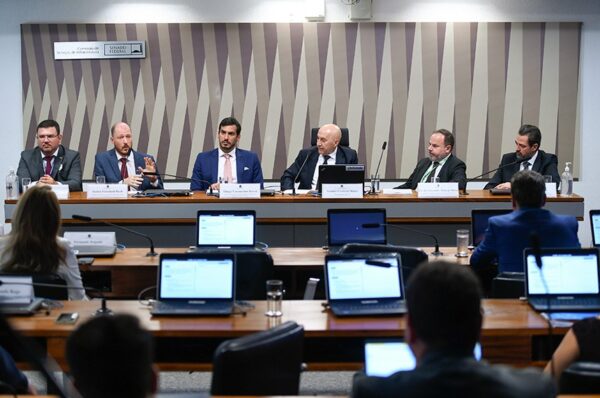 Mesa:
coordenador-geral de Tecnologias Setoriais da Secretaria de Desenvolvimento Tecnológico e Inovação, do Ministério da Ciência, Tecnologia e Inovação, Rafael Menezes;
gerente-geral de Combustíveis Sustentáveis da Petrobras, Radaes Fronchetti Picoli;
secretário Nacional de Transição Energética e Planejamento do Ministério de Minas e Energia, Thiago Vasconcellos Barral;
presidente da CI, senador Confúcio Moura (MDB-RO);
Clima e ao Comitê Interministerial sobre Mudanças Climáticas, do Ministério do Meio Ambiente e Mudança do Clima, Carlos Alexandre Principe Pires;
coordenador-geral da Secretaria de Economia Verde do Ministério do Desenvolvimento, Indústria, Comércio e Serviços, Gustavo Fontenele.