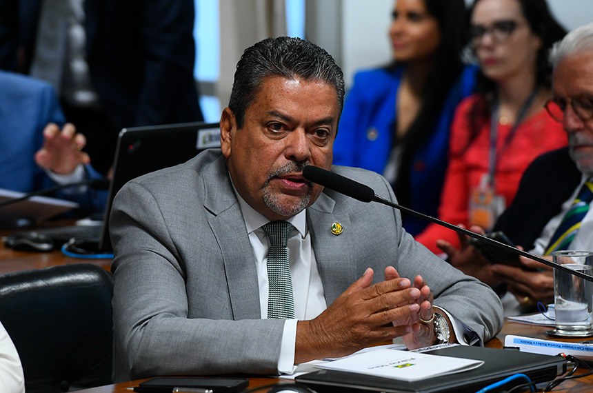 Em pronunciamento, à bancada, senador Dr. Hiran (PP-RR).