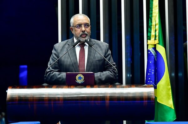 Em discurso, à tribuna, senador Paulo Paim (PT-RS).