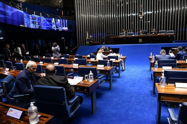 Em discurso, à tribuna, senador Humberto Costa (PT-PE).