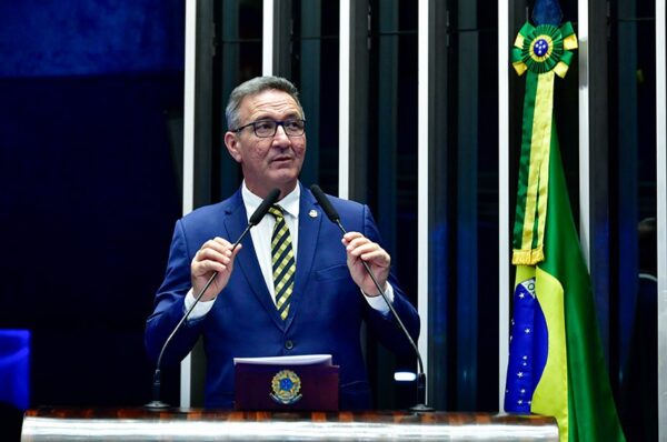 Em discurso, à tribuna, senador Lucas Barreto (PSD-AP).