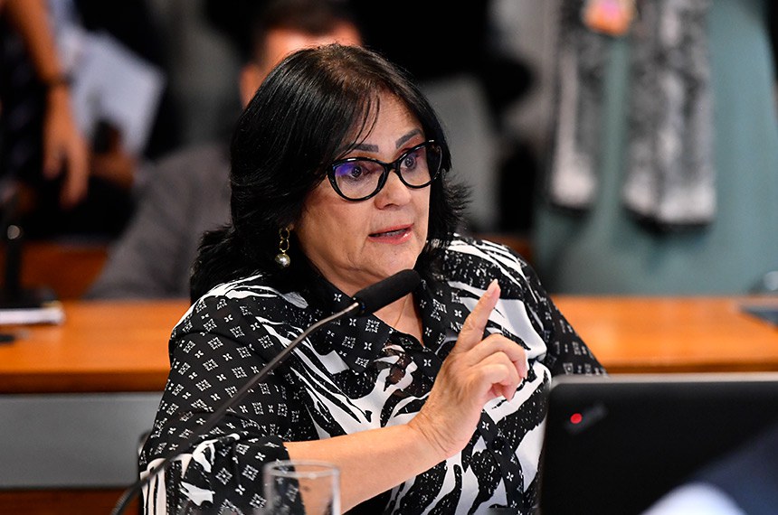 Em pronunciamento, à bancada, senadora Damares Alves (Republicanos-DF).