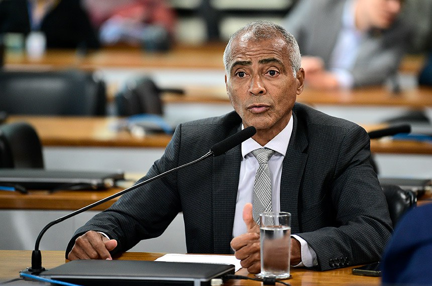 Em pronunciamento, à bancada, senador Romário (PL-RJ).