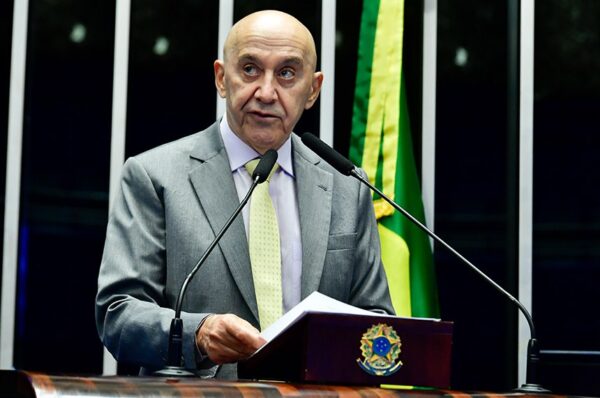 Em discurso, à tribuna, senador Confúcio Moura (MDB-RO).