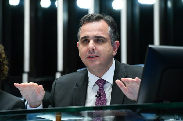 À mesa, presidente do Senado Federal, senador Rodrigo Pacheco (PSD-MG), conduz sessão.