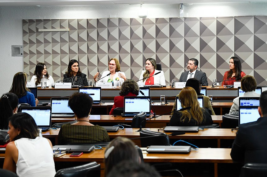 Mesa:
pesquisadora de Antropologia da Universidade de São Paulo e coordenadora do Instituto Avon, Beatriz Accioly Lins;
coordenadora do Observatório da Mulher Contra a Violência, Maria Teresa F. P. M. Fröner;
procuradora Especial da Mulher, senadora Zenaide Maia (PSD-RN);
presidente da CMCVM, senadora Augusta Brito (PT-CE);
coordenador do Instituto de Pesquisa DataSenado, Marcos Ruben de Oliveira;
chefe do Serviço de Pesquisa e Análise do Instituto de Pesquisa DataSenado, Isabela de Souza Lima Campos.
